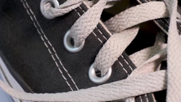 Detailní Záběr Rotačního Páru Černých Tenisek Converse White Cloes Sportovní — Stock video