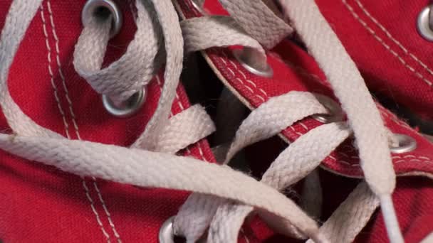 Detailní Záběr Rotačního Páru Červených Tenisek Konverzujte Bílými Tkaničkami Sportovní — Stock video