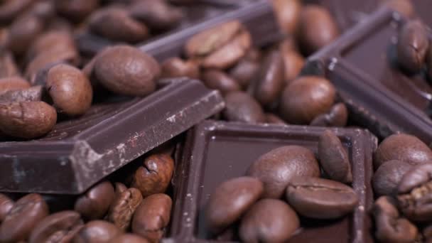Sötét Pörkölt Kávébab Csokoládé Forgó Asztalon Aromás Kávészemek Édes Csokoládé — Stock videók