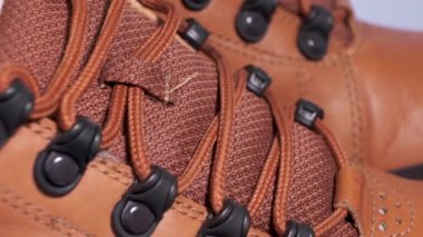 Dönüşümlü, hava geçirmez, bağcıklı deri botlar. Ekstrem spor ayakkabılar, gençlik moda konsepti.