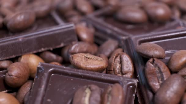 Primer Plano Granos Café Tostados Oscuros Chocolate Mesa Giratoria Granos — Vídeo de stock