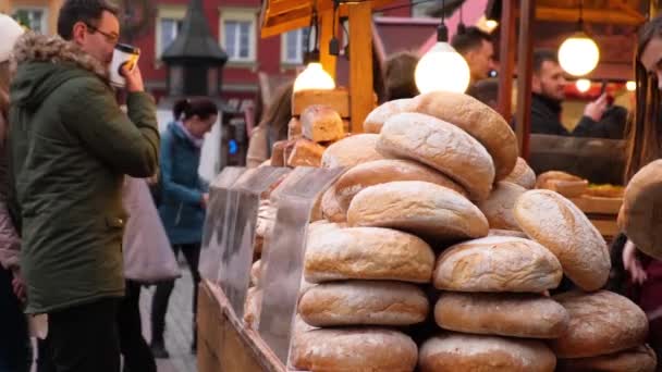 Viele Brote Werden Der Markttheke Verkauft Menschen Die Einem Winterabend — Stockvideo