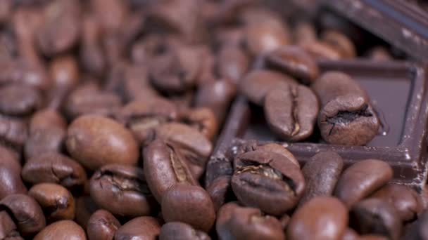 Zbliżenie Ciemnej Palonej Ziarna Kawy Czekolady Obrotowym Stole Kawa Aromatyczna — Wideo stockowe