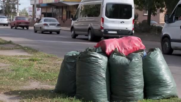 Varias Bolsas Plástico Llenas Basura Calle Ciudad Los Coches Van — Vídeos de Stock