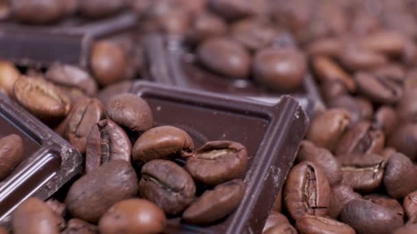 Gros Plan Des Grains Café Torréfiés Foncés Chocolat Sur Table — Video