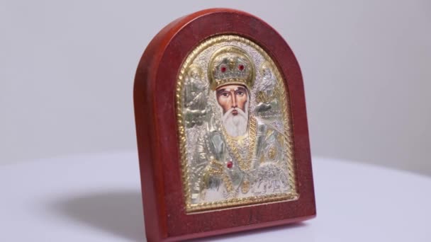 Close Ícone Ortodoxo São Nicolau Sobre Uma Mesa Rotativa Isolada — Vídeo de Stock