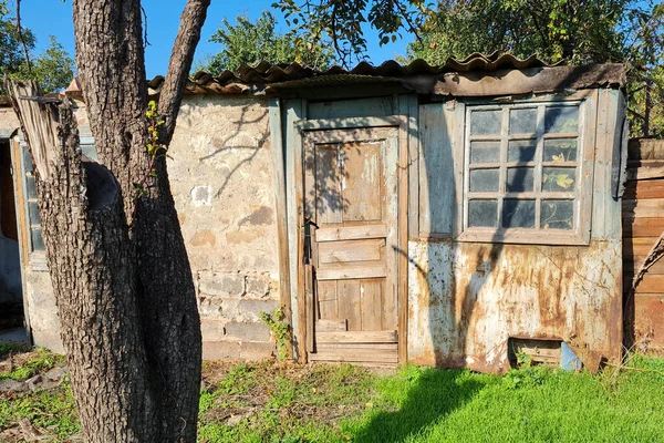 Edifício Velho Abandonado Tijolo Com Duas Janelas Porta Madeira Dia — Fotografia de Stock
