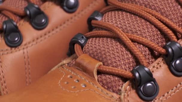 Gros Plan Paire Tournante Bottes Rousses Cuir Résistant Aux Intempéries — Video