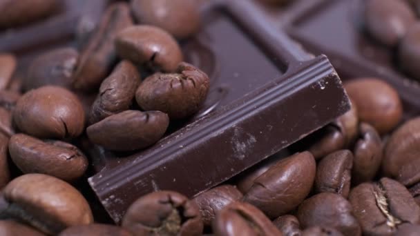 Gros Plan Des Grains Café Torréfiés Foncés Chocolat Sur Table — Video