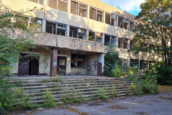 Edificio Uffici Abbandonato Incompiuto Ricoperto Alberi Verdi Nella Soleggiata Giornata — Foto Stock