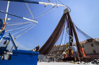 Hırvatistan Island Brac denizde gitmeden önce gemide Balık ağı çekerek