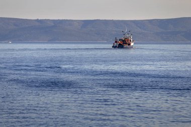Island Brac ve Hvar Hırvatistan Adriyatik Denizi üzerinde arasında mavi balıkçı teknesi
