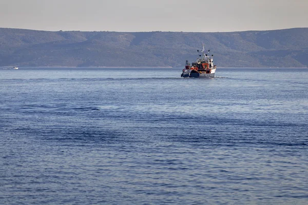 克罗地亚的亚得里亚海上岛屿和赫瓦尔之间的蓝渔船 — 图库照片