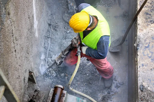 Trabalhador Demolir Parede Concreto Velho Com Jackhammer — Fotografia de Stock