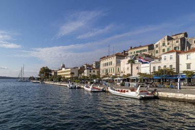 Hırvatistan, renkli taş evleri ile şehir ve küçük bağlantı noktası fishermans tekneler ile eski kesiminde Sibenik