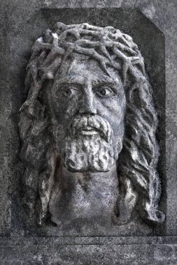 Hırvatistan Island Brac küçük mezarlığında mezar taşı üzerinde İsa'nın şekil