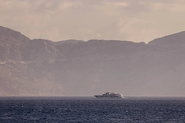 Niebieski Wschód Słońca Adriatyku Chorwacji Góry Biokovo Jacht Motorowy — Zdjęcie stockowe