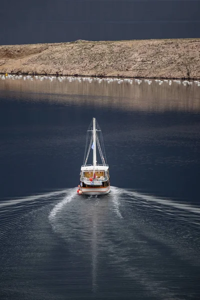 Barco Vela Madeira Com Dois Mastros Navegar Desfiladeiro Maslenica Perto — Fotografia de Stock