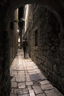 Gece görüş dar tonozlu pasajda Diocletianus Sarayı, şehir Split Hırvatistan ile Akdeniz Caddesi