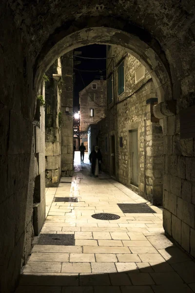 Vista Noturna Rua Mediterrânea Estreita Com Passagem Abobadada Palácio Diocleciano — Fotografia de Stock