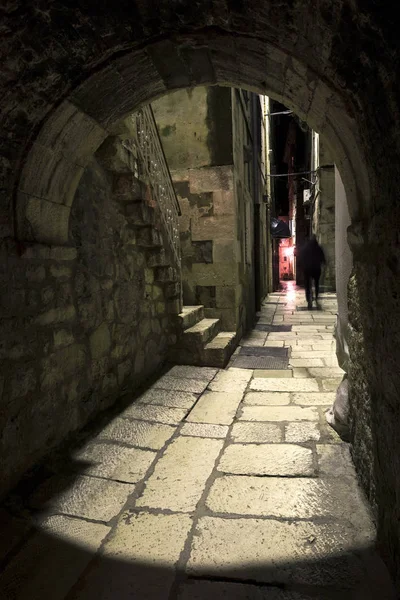 Nattvisning Smala Medelhavet Street Med Välvda Passage Diocletianus Palats Som — Stockfoto