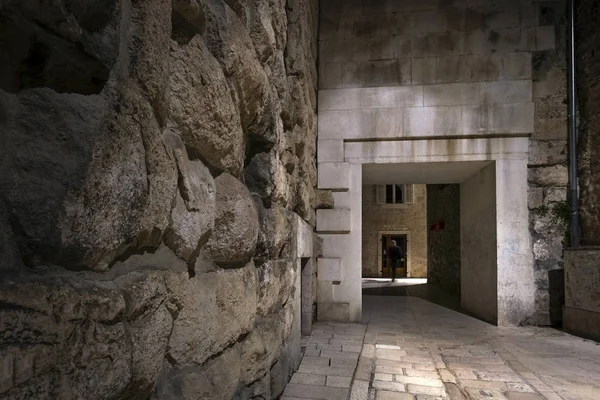 Éjszakai Kilátás Keskeny Mediterrán Utca Boltíves Folyosón Diocletianus Palota Város — Stock Fotó