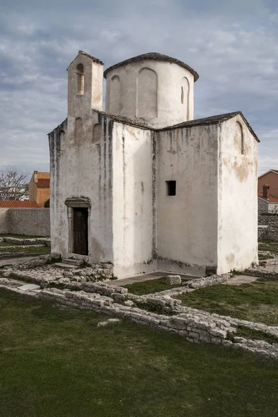 クロアチアの神聖な十字の教会は 世界で最も小さいカテドラルとして知られています — ストック写真