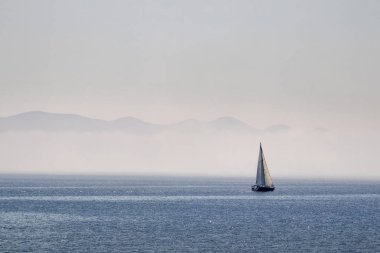 Sisli sabahı Hırvatistan Adriyatik Denizi Adaları ve Yelkenli tekne