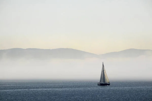 Mistige Ochtend Adriatische Zee Kroatië Met Eilanden Zeilboot — Stockfoto