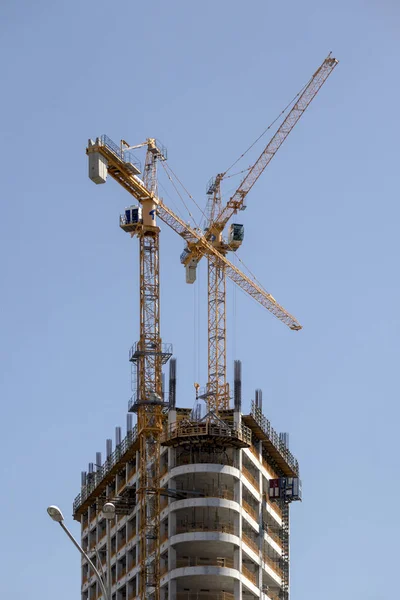 Zwei Kräne Auf Dem Mautpflichtigen Neuen Geschäftsgebäude Auf Der Baustelle — Stockfoto