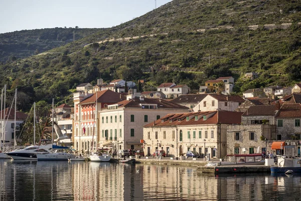 Gamla Stenhus Staden Vis Omgivet Grön Natur Och Blå Havet — Stockfoto