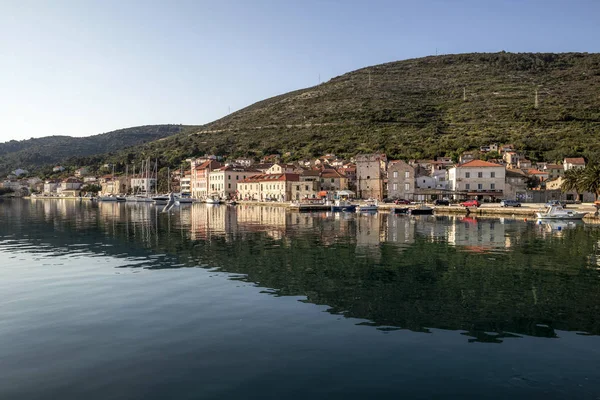 Gamla Stenhus Staden Vis Omgivet Grön Natur Och Blå Havet — Stockfoto