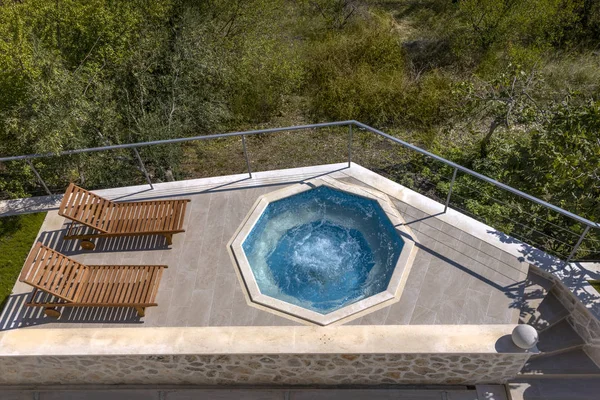 Sedia Sdraio Legno Vicino Alla Piscina Nel Cortile Degli Ulivi — Foto Stock