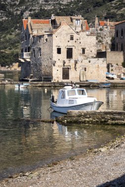 Hırvatistan 'da ada Vis Komiza limanında balıkçı tekneleri ve eski taş evler