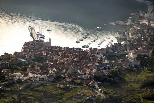 Hırvatistan Vis Adasında Komiza Limanında Balıkçı Tekneleri Eski Taş Evler — Stok fotoğraf