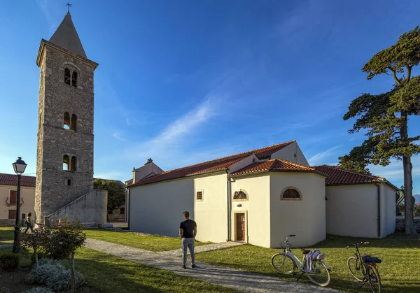 Homme Vélo Près Eglise Anselm Eglise Paroissiale Nin Croatie — Photo