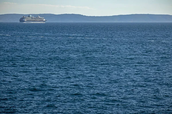 Grande Navio Cruzeiro Luxo Moderno Fundo Mar Céu Mar Adriático — Fotografia de Stock