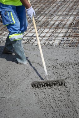 Hırvatistan'ın Zagreb kentinde ki köprüde kaldırım onarımı yapan inşaat işçisi köprüye tırmıkla beton karışımı döktü