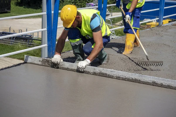 Reparación Renovación Puente Hormigón Trabajador Con Casco Amarillo Enderezar Alisar — Foto de Stock