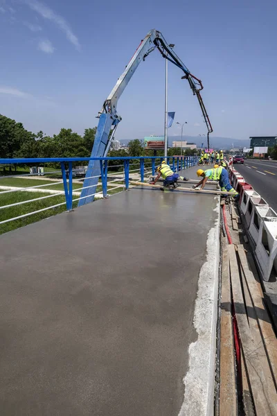 Fresh Smooth Gray Concrete Group Construction Workers Finishing Concreting Sidewalk — Stock Photo, Image