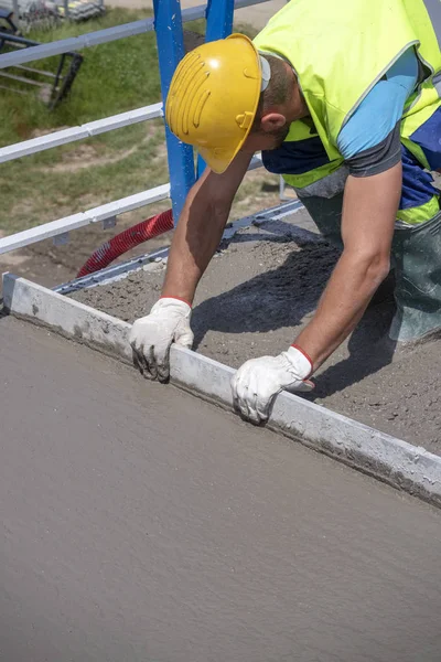 Reparación Renovación Puente Hormigón Trabajador Con Casco Amarillo Enderezar Alisar — Foto de Stock