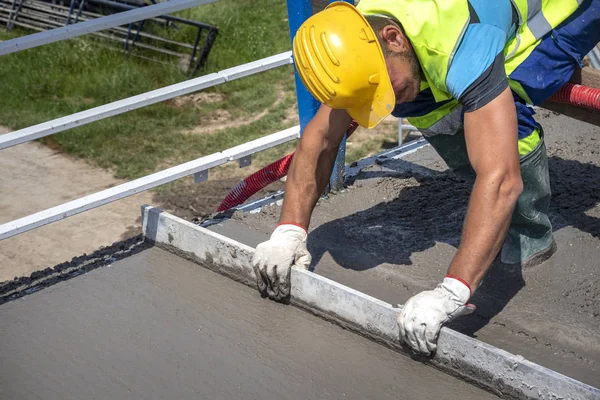 Reparação Renovação Ponte Concreto Trabalhador Com Capacete Amarelo Endireitar Alisar — Fotografia de Stock