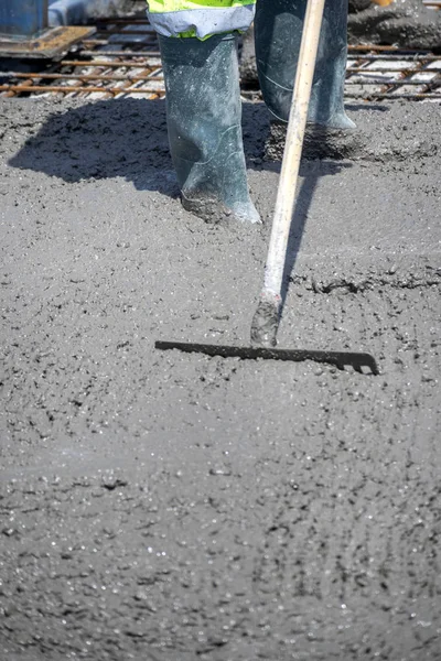 Travailleur Construction Étalant Béton Fraîchement Coulé Sur Pont Avec Râteau — Photo