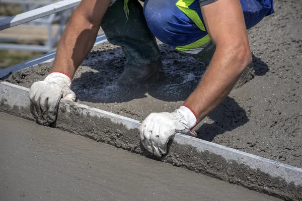 Beton Köprünün Onarımı Yenilenmesi Şantiyede Işçi Doğrultma Taze Beton Yumuşatma — Stok fotoğraf