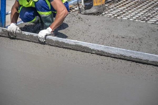 Reparação Renovação Ponte Concreto Trabalhador Endireitar Alisar Concreto Fresco Canteiro Imagem De Stock