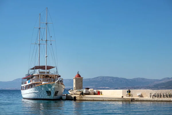 Hırvatistan Brac Adasındaki Postira Köyünün Liman Iskelesinde Turist Balıkçı Tekneleri — Stok fotoğraf