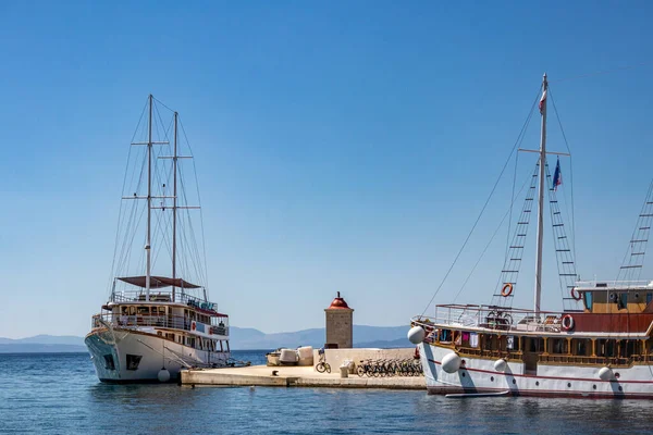 Port Pier Village Postira Island Brac Croatia Tourist Fishing Boats — Stock Photo, Image