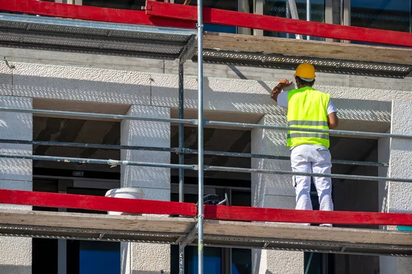 Trabalhadores Paneling Nova Fachada Concreto Com Laje Pedra Listras Vermelhas — Fotografia de Stock