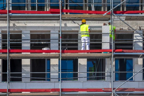 Pracownicy Panele Nowej Elewacji Betonowej Kamienia Węgielnego Czerwone Białe Niebieskie — Zdjęcie stockowe