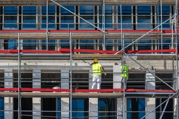 Pracownicy Panele Nowej Elewacji Betonowej Kamienia Węgielnego Czerwone Białe Niebieskie — Zdjęcie stockowe